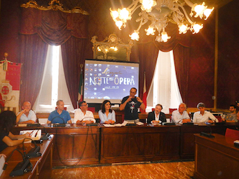 Il Mediterraneo tinge di azzurro le strade di Macerata per la Notte dell’Opera