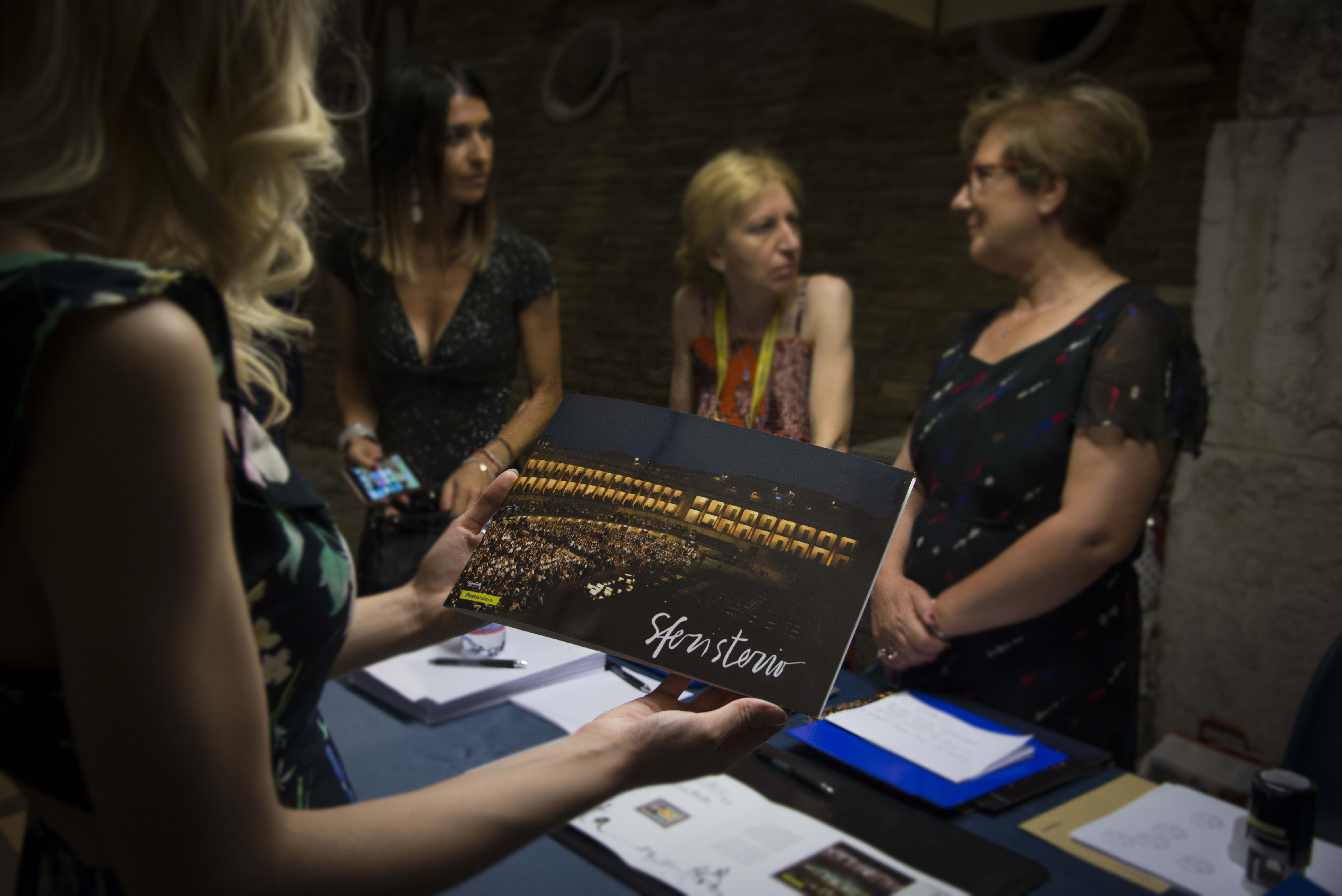 Poste Italiane dedica un folder allo Sferisterio per i 50 anni dalla ripresa della stagione lirica